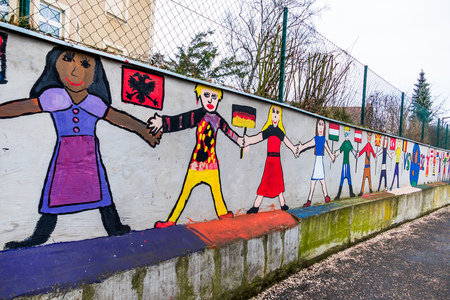 Malereien auf einer Schule / Erwin Wodicka - wodicka@aon.at, Erwin Wodicka Auf der Mauer einer Schule haben Kinder Sch