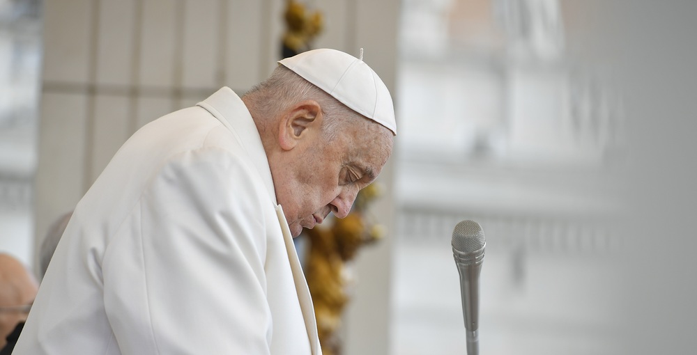 Papst Franziskus mit geschlossenen Augen und gesenktem Kopf bei der Generalaudienz am 6. März 2024 im Vatikan.