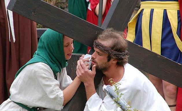Szene aus Passionsspiel: Jesus begegnet Veronika / Theaterverein St. Georgen ob Murau