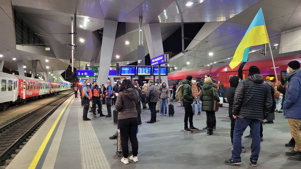 Ukraine-Fahne am Wiener Hauptbahnhof / Caritas / Klaus Schwertner Ukraine-Fahne am Wiener Hauptbahnhof