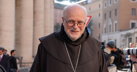Kardinal Anders Arborelius, Bischof von Stockholm (Schweden), auf dem Weg zu einer Generalkongregation des Kardinalskollegiums am 30. April 2025 im Vatikan.