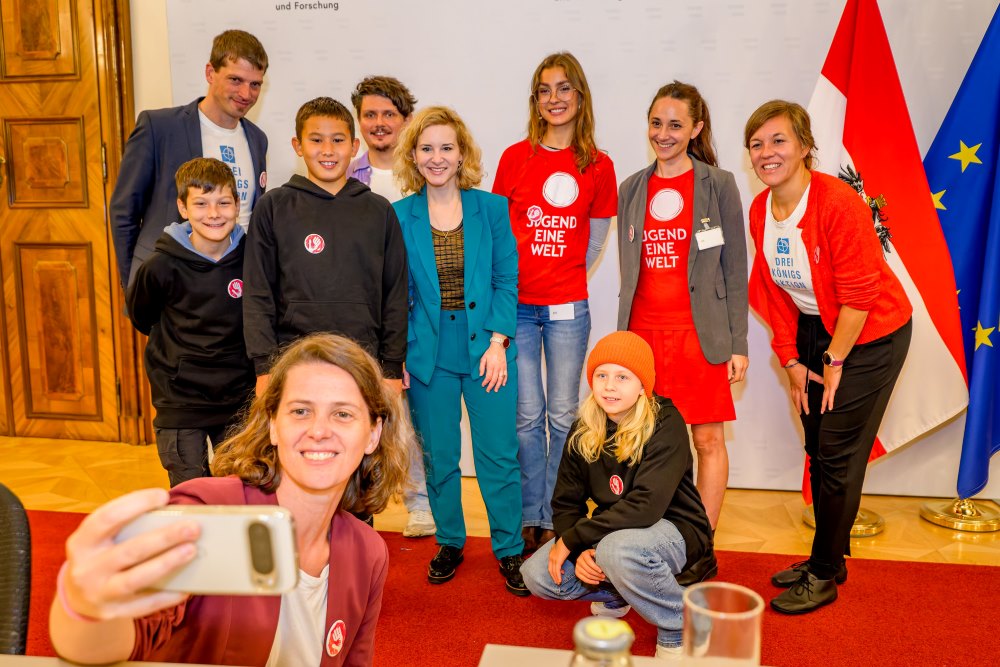 Sigrid Kickingereder, Geschäftsführerin der Katholischen Jungschar und ihrer Dreikönigsaktion macht Selfie mit Ministerin Holzleitner und Vertreter:innen der Initiative Kinderarbeit stoppen