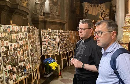 Jesuiten-Rektor bei seiner Ukraine-Reise vom 6. bis 10. Mai 2024 - v.l. P. Christan Marte, Angelo Pittaluga, Jesuit Refugee Service, Head of Global Advocacy, Rom