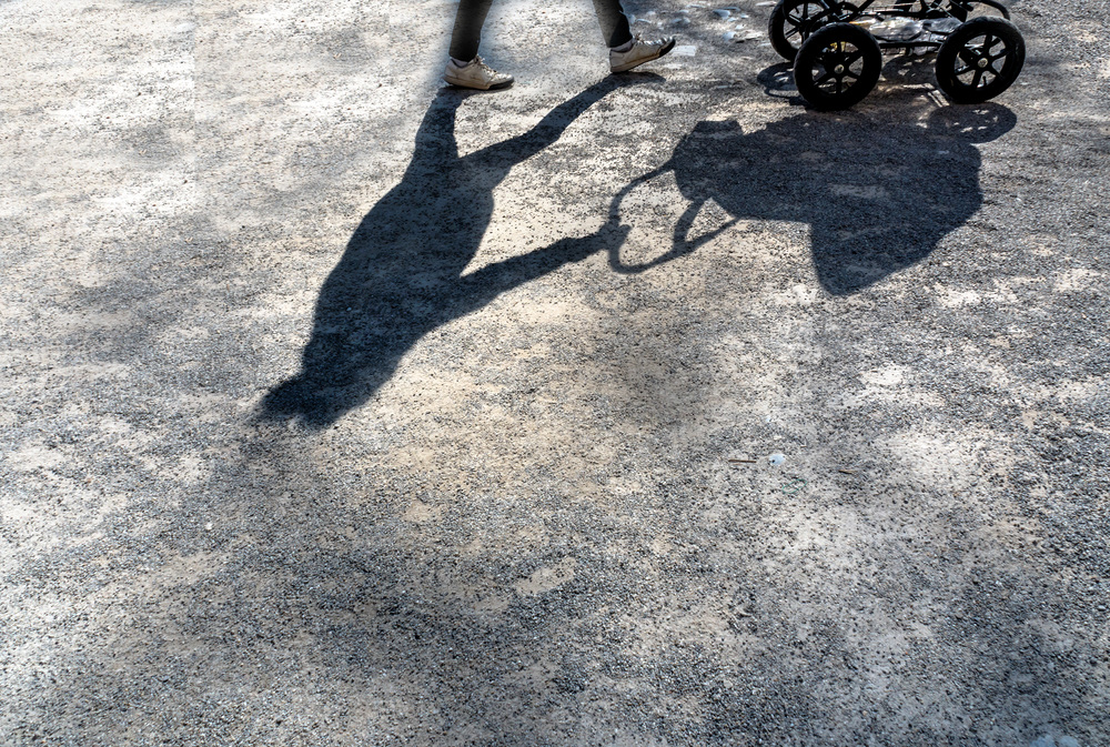 Schatten mit Frau und Kinderwagern / Erwin Wodicka - wodicka@aon.at, Erwin Wodicka Schatten eirn Frau mit einem Kinderwagen.