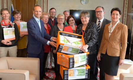 Übergabe der Petition 'Fakten helfen' im Parlament